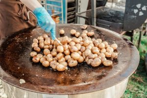 Närbild på potatis som tillagas.