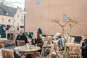 Översiktsbild på gäster vid restaurangen.