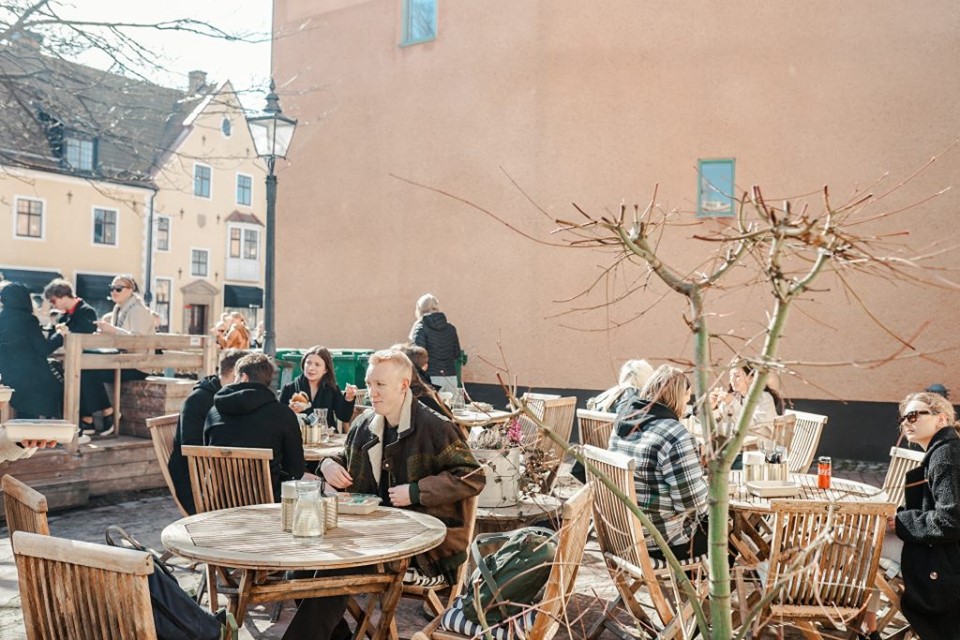 Översiktsbild på gäster vid restaurangen.