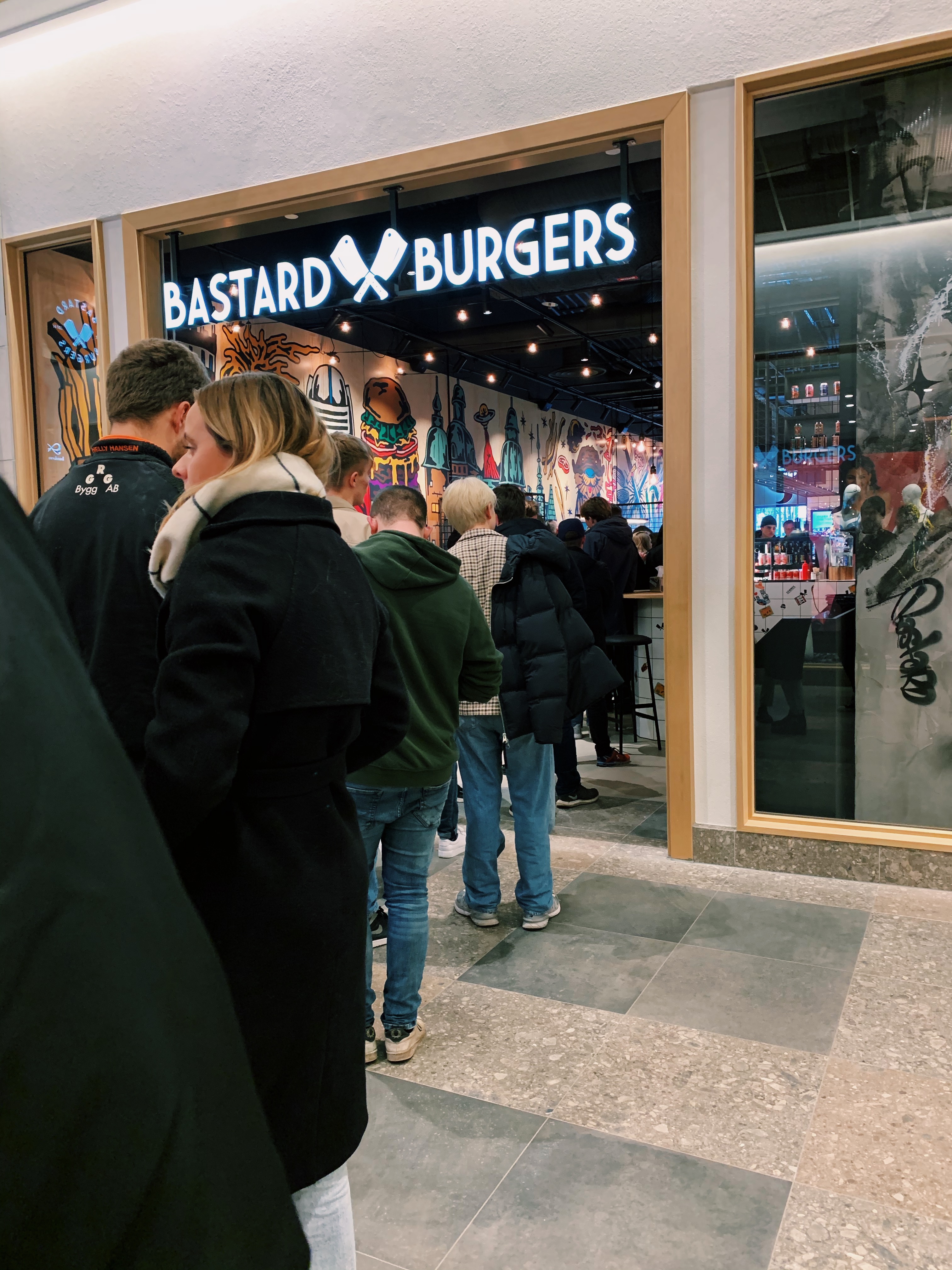 En lång kö av människor utanför Bastard Burgers ingång.