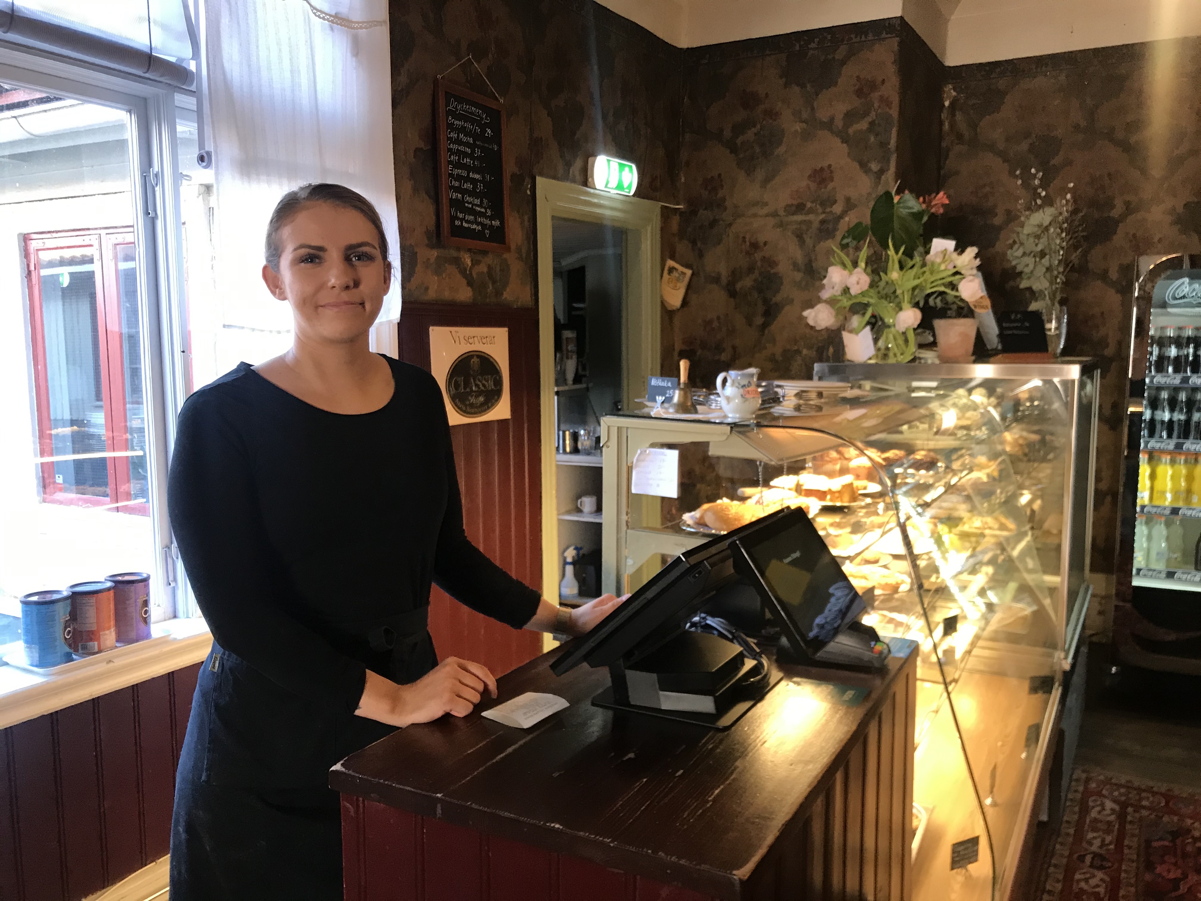 Sara Jonsson står bakom disken på Kullzénska cafét.
