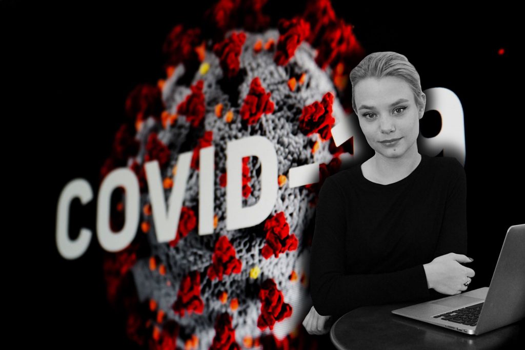 Reporter Julia Ström bredvid en förstoring på coronaviruset i atomform.