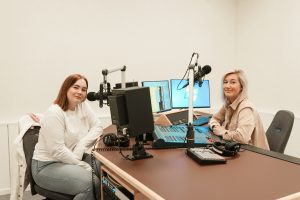 Emelie Wilmhelsson och Josefine Högre i en radiostudio.