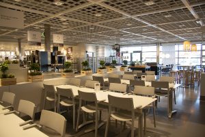 Bild på IKEA:s restaurang som är helt tom.