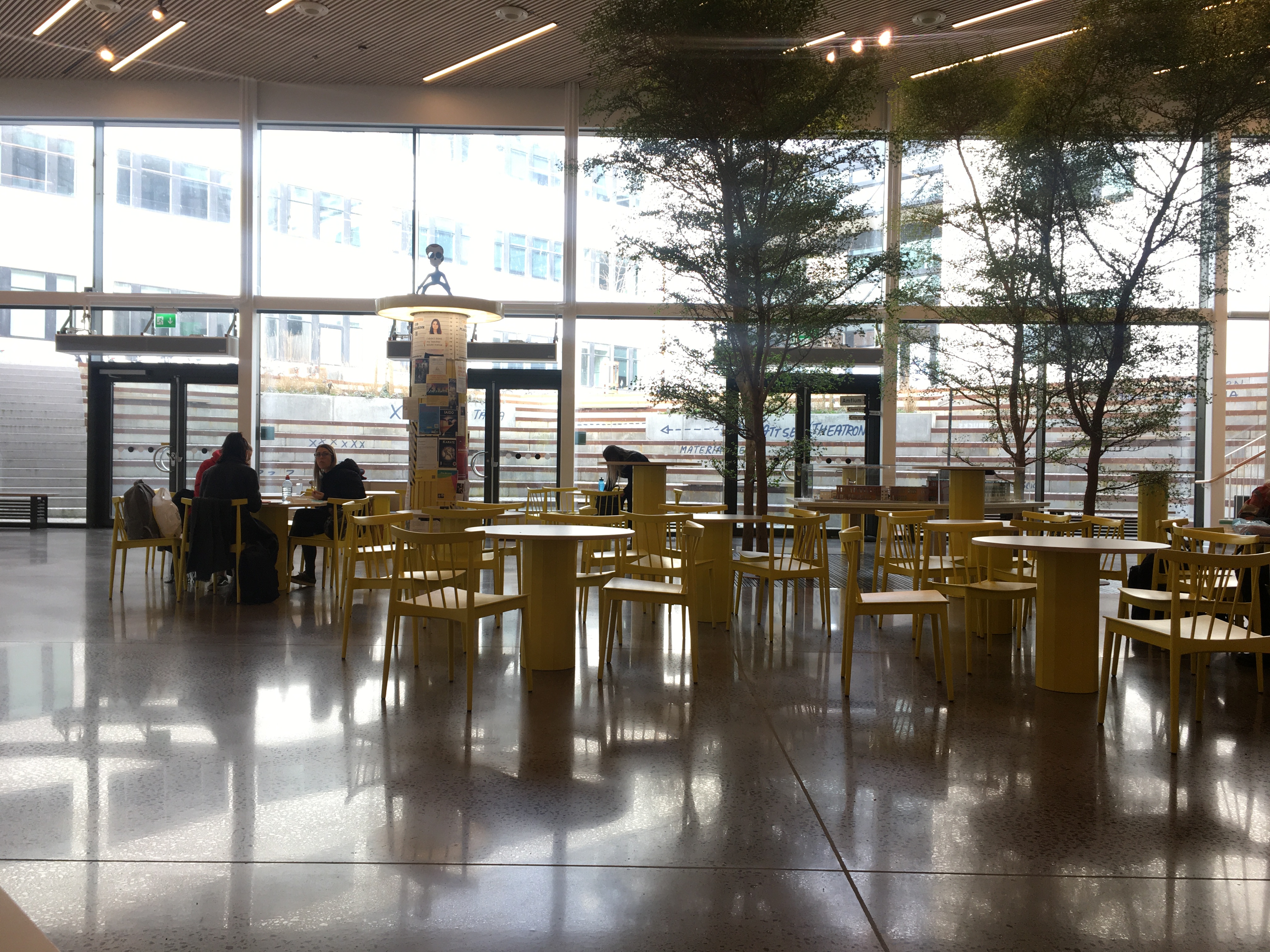 Bild på Linnéuniversitetet matsal där det är tomt på folk.