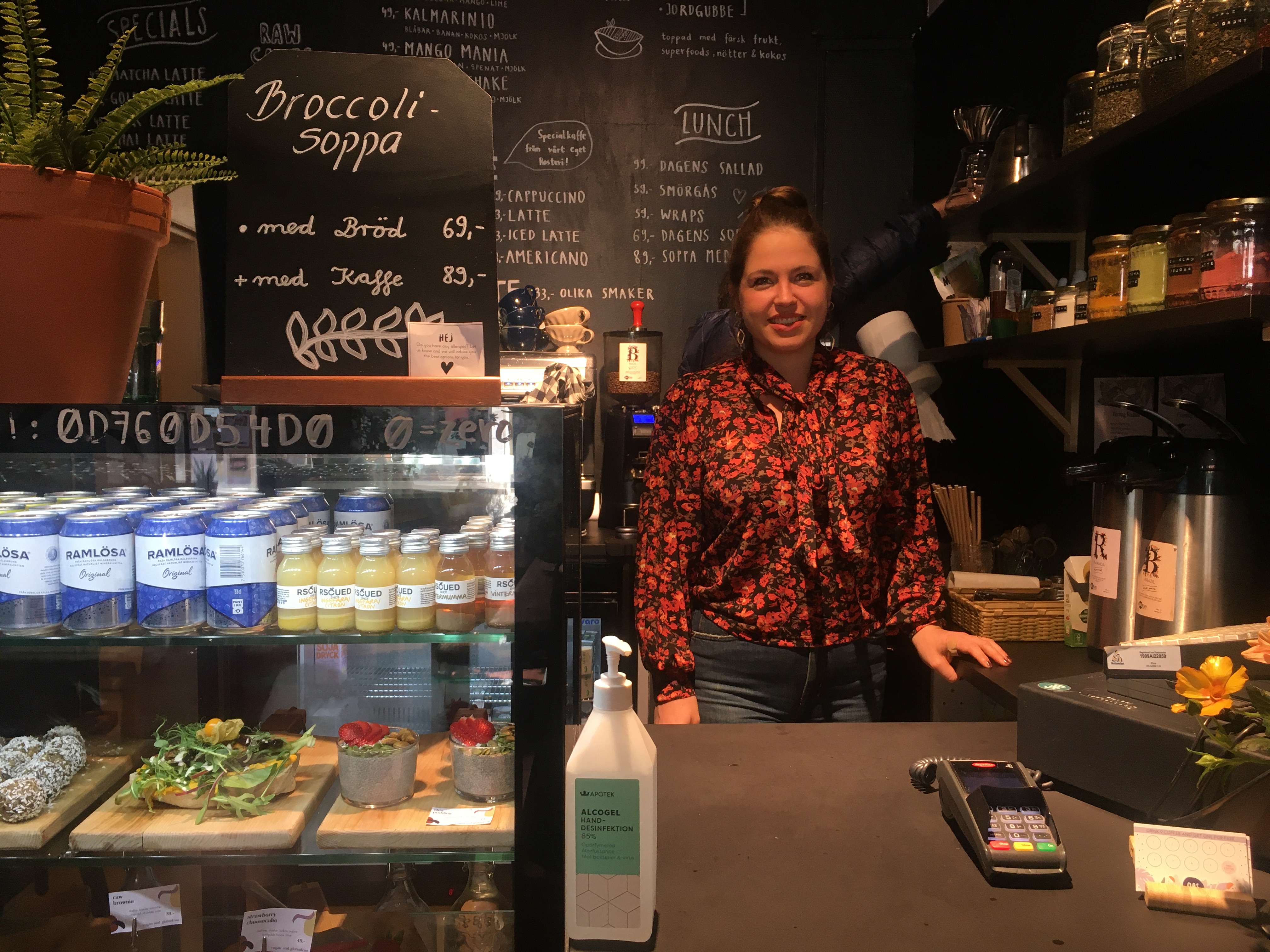 En stor flaska handsprit på disken och nedsatt pris på takeaway. Annars ser det ut som vanligt inne på Café Oas. En av grundarna, Rabea Holzfurtner, står vid disken. Foto: Hedda Ottestam