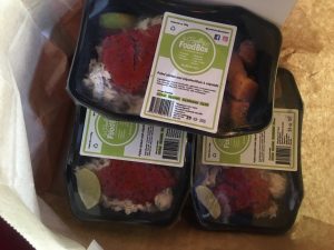 Eleven väljer själv ut 5 stycken maträtter för skolveckan. På bilden syns tre stycken matlådor i en pappkasse. Foto: Hedda Ottestam