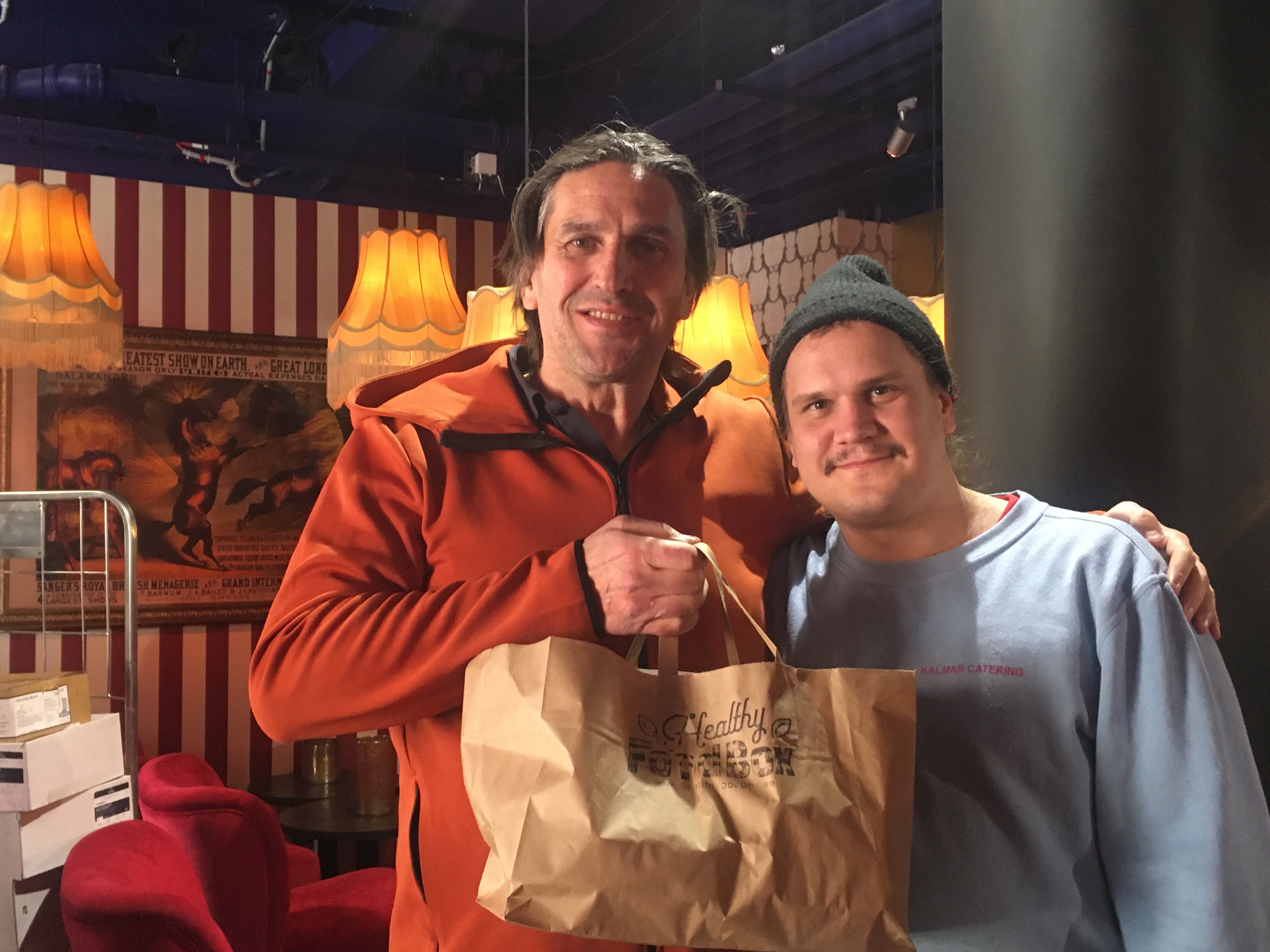 Pinchos ägare Stefan Schill håller stolt upp kassen med matlådor bredvid kollegan Robert Järpstigen. Foto: Hedda Ottestam