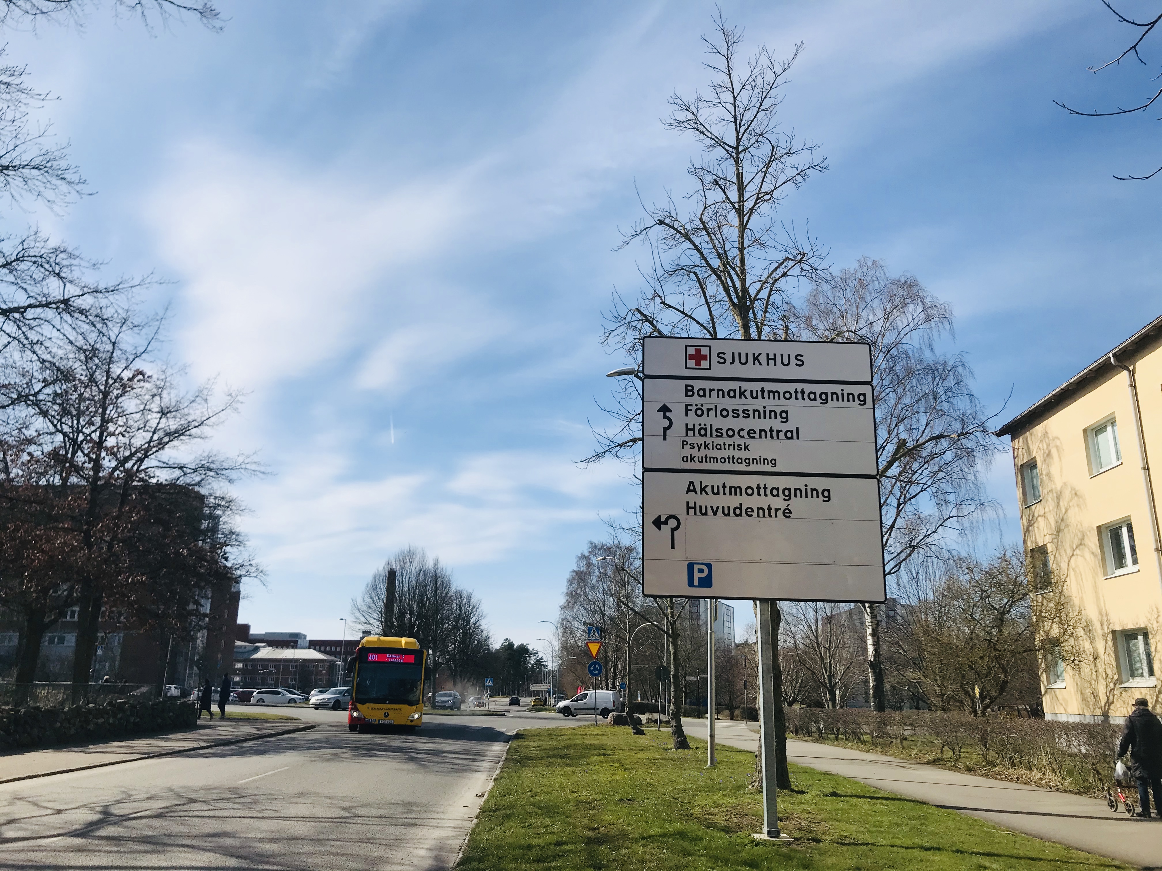 Bild på skylt som visar vägen till Kalmar Länssjukhus.