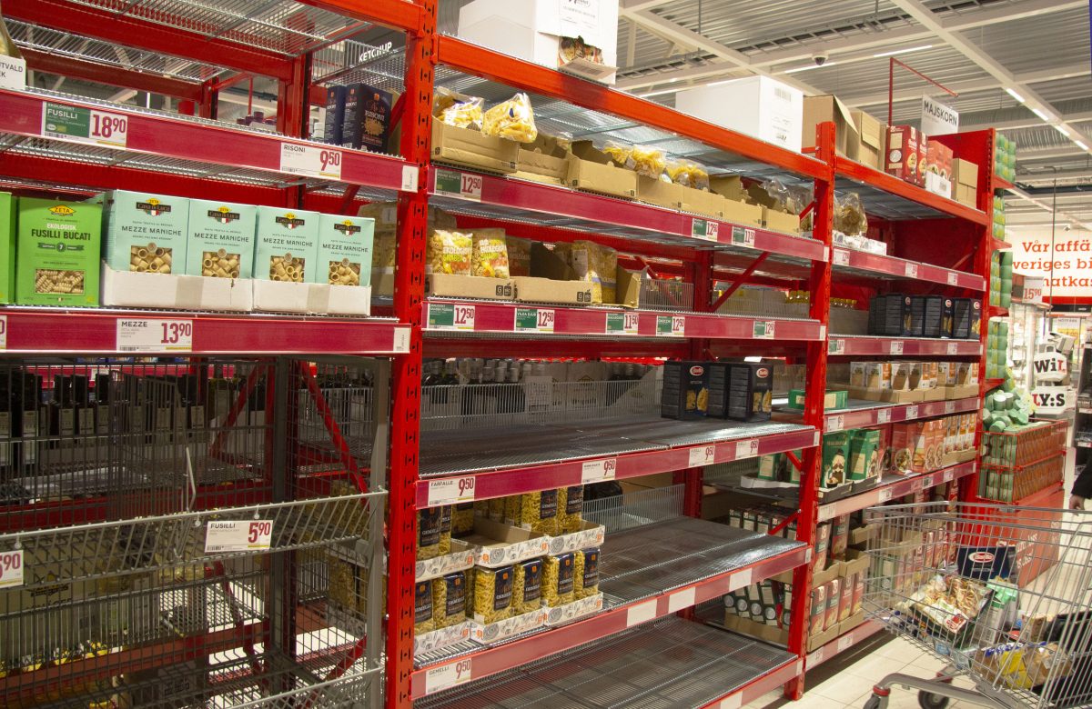 Bild på halvfulla hyllor på Willys