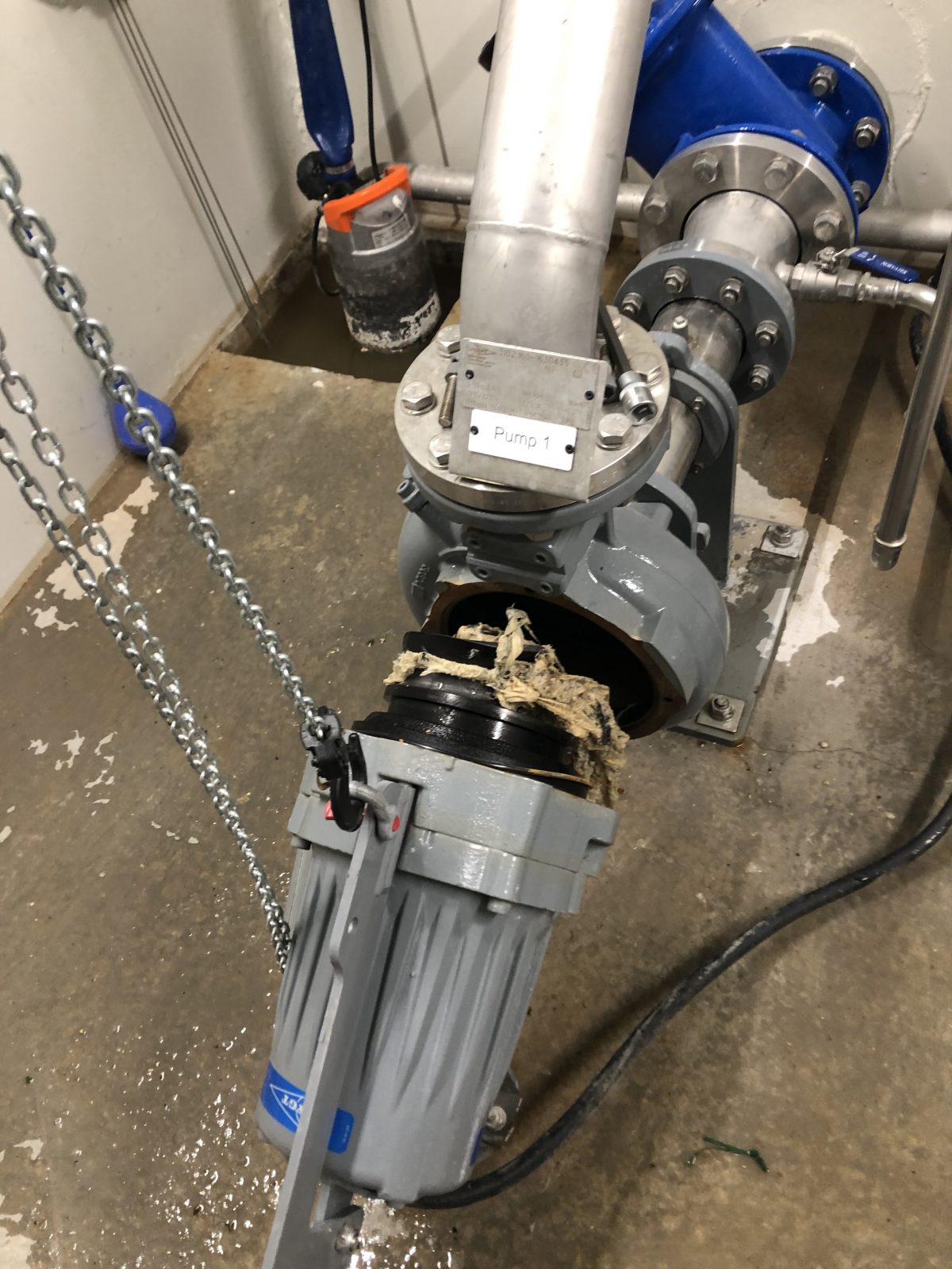 Bild på en pump där skräp har fastnat som måste rensas av driftteknikerna.
