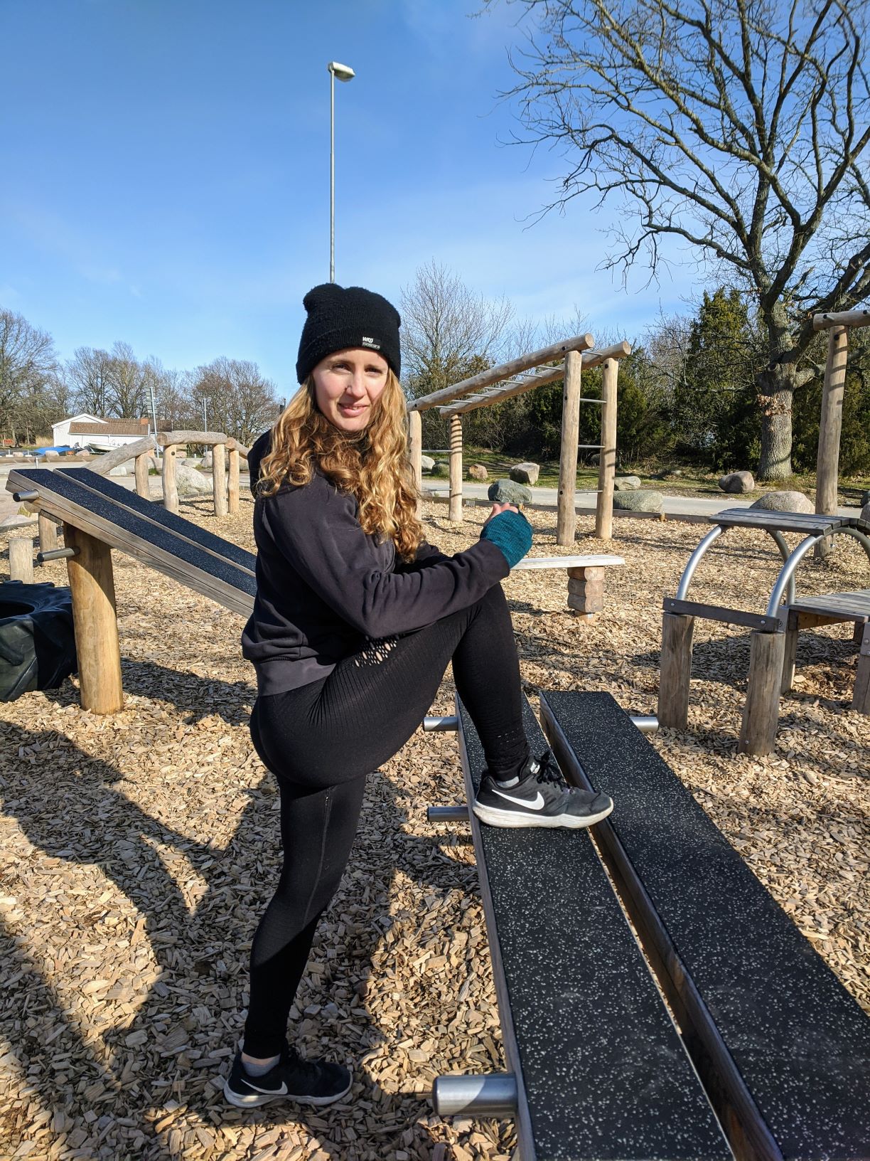 Bild på Julia Dürr på ett utegym i Långviken. Hon gör knäböj med hjälp av en bänk.