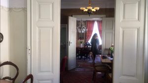 En kvinna går genom Kullzenskas lokaler.