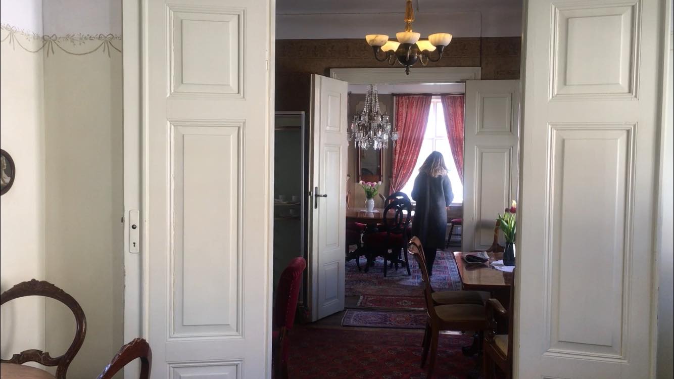 En kvinna går genom Kullzenskas lokaler.