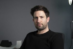 Sebatian Jern sitter på en stol vid sitt företag UpZonestudios.