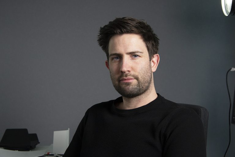 Sebatian Jern sitter på en stol vid sitt företag UpZonestudios.