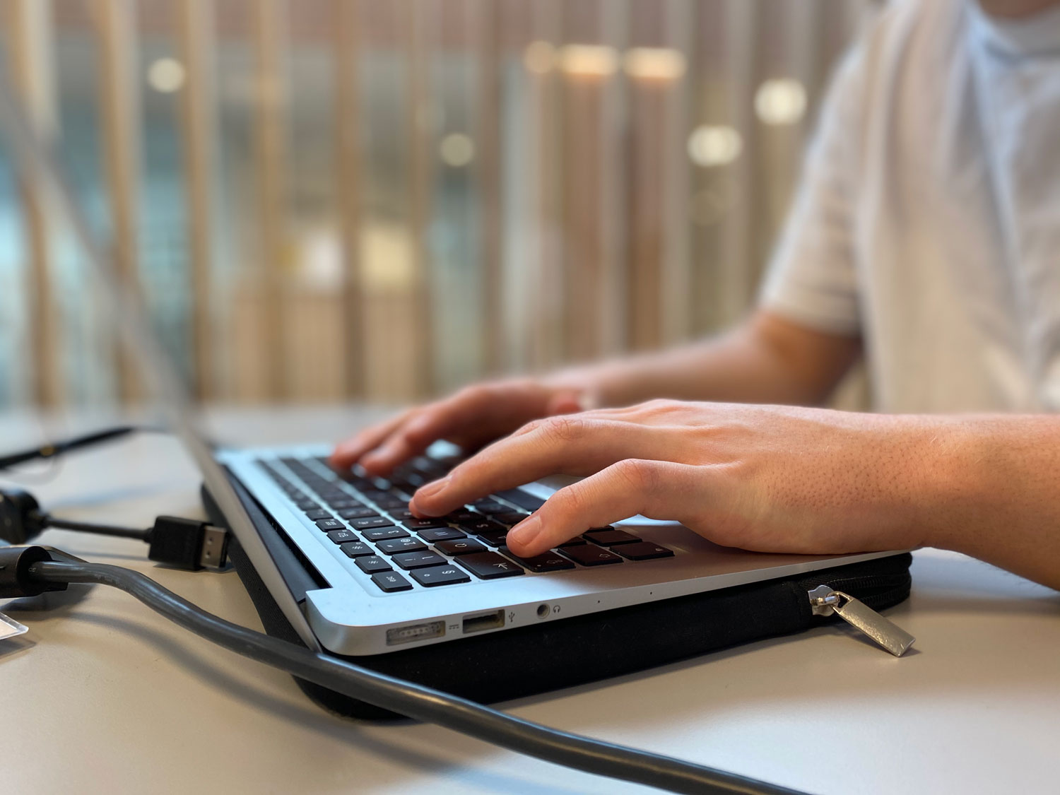 En student som skriver på sin dator