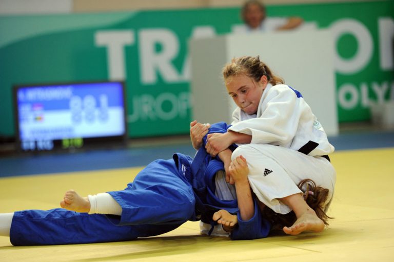 Bild på två personer som tävlar i Judo