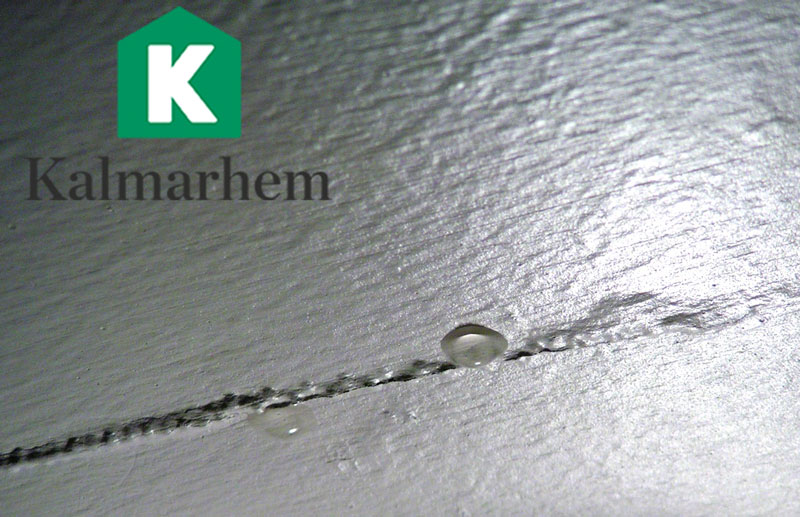 Bild på en vattenläcka med Kalmarhems logo uppe i vänstra hörnet.