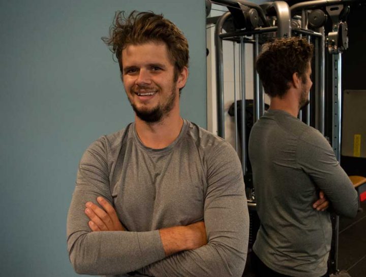 Jonathan Lindgren ler och står med händerna i kors framför en spegel. Han säger att han vill att en hälsosam livsstil och träning ska vara lika självklart som att borsta tänderna.