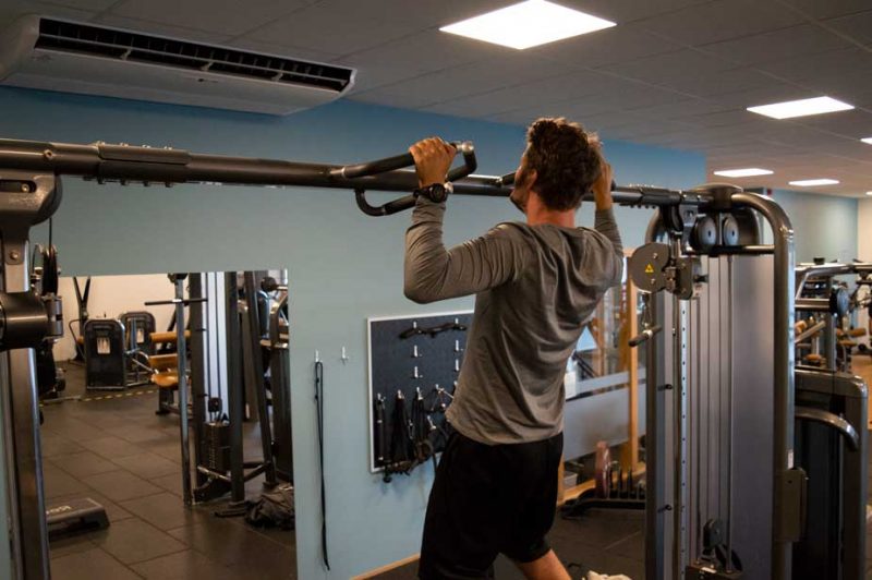 Jonathan gör chins upp mot en stång. Han vill nå ut med budskapet om att en hälsosam livsstil och träning ska vara lika självklart som att borsta tänderna.