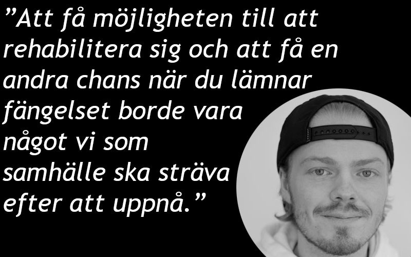 Svart bild med vit text till vänster. En cirkulär bild av skribenten i nedre högra hörnet.