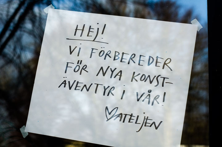 en lapp uppklistrad på fönster där det står "vi förbereder för nya konstäventyr i vår!