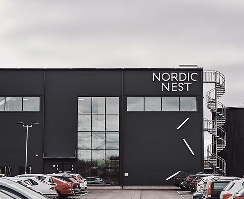 Utsidan av fabriken Nordic Nest från parkeringen