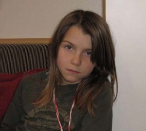 Moa år 2006. Närbild tittar in i kameran