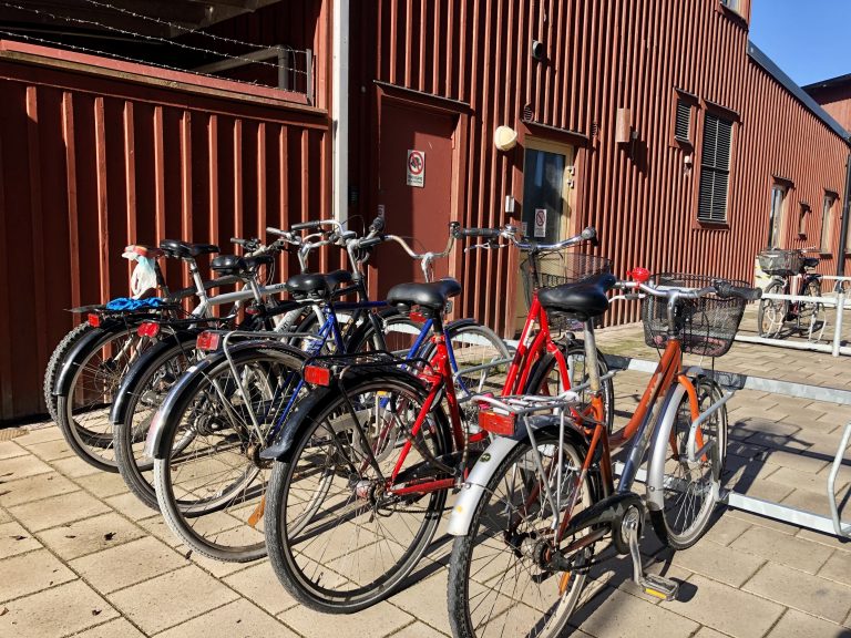 Cyklar parkerade utanför Linnéuniversitetet i Kalmar.