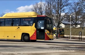 En buss som åker iväg på Kalmar centralstation.