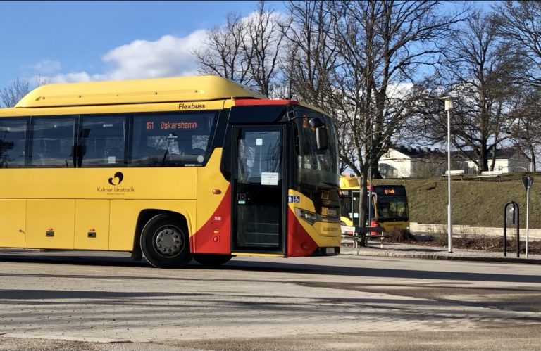 En buss som åker iväg på Kalmar centralstation.