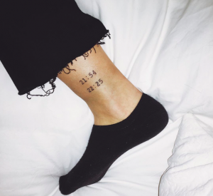 En bild på Filippas tatuering på sin ankel. Tatueringen är klockslagen som hon och hennes tvilling föddes.