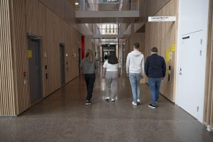 Studenter går, i Linnéuniversitetets lokaler