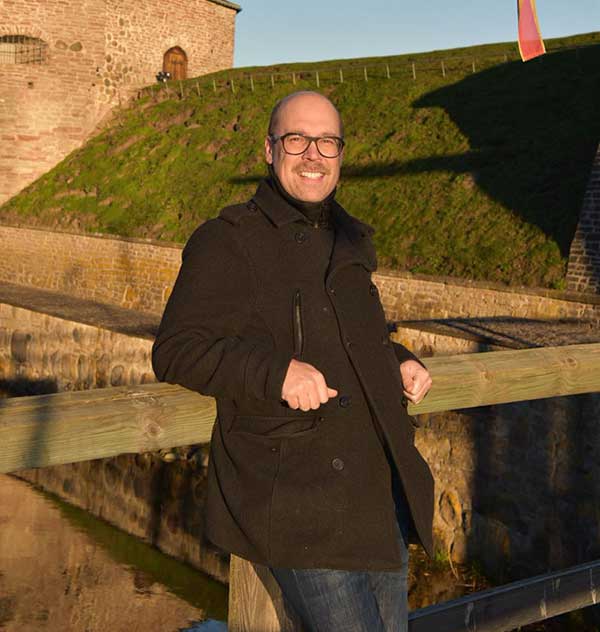 Daniel utanför Kalmar slott