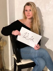 Hanna sitter med en lapp, det står tolv år