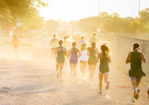 Man ser en grupp jogga iväg från kameran.