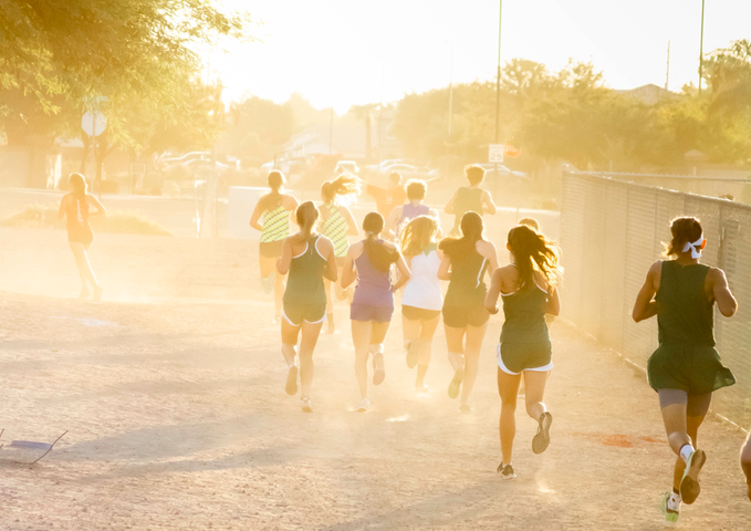 Man ser en grupp jogga iväg från kameran.