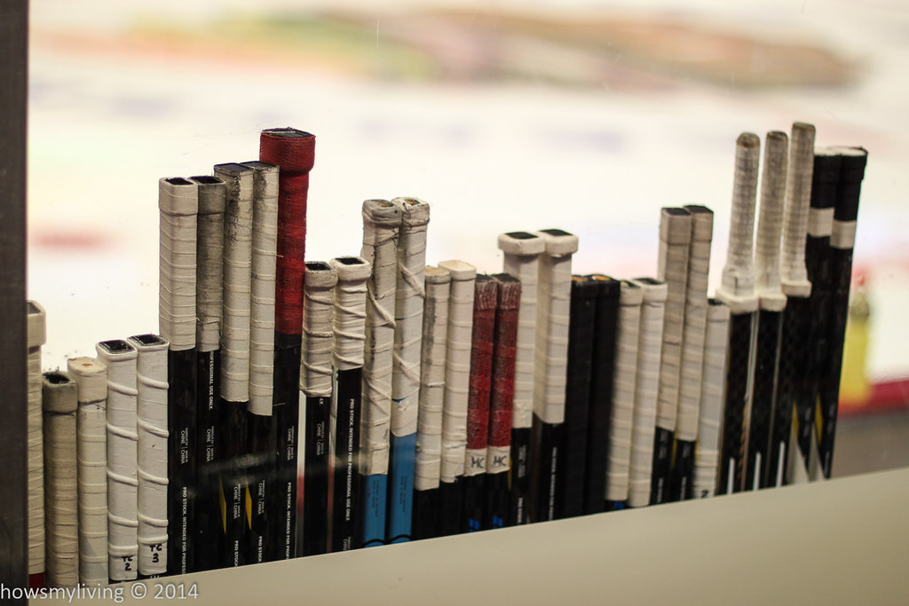 Bild över uppradade hockeyklubbor