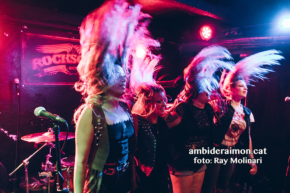 Bild på Thundermothers gitarrist