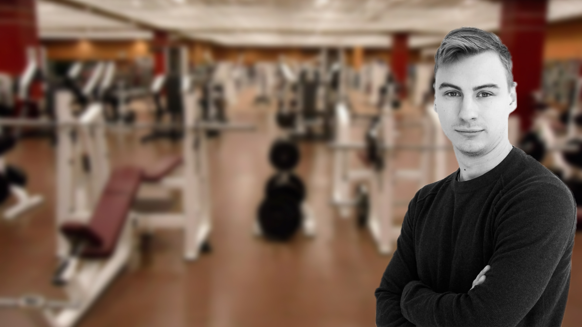 Krönikör Jimmy, med ett gym i bakgrunden