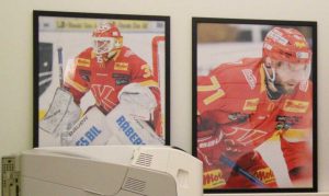 Två tavlor med Kalmar HC spelare på Lennqvists vägg.