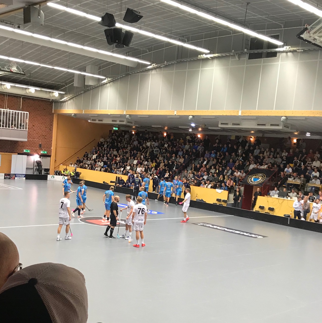Bild från en FBC Kalmarsund match i Kalmar Sportcenter