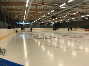 Sportlovet innebär att barn och ungdomar gärna söker sig till ishallen.