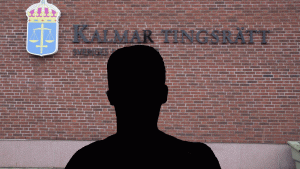 En siluett syns framför Kalmar Tingsrätt