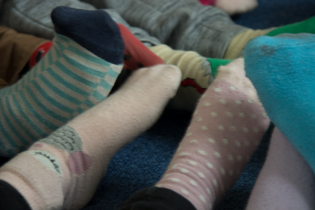 Bilder med färgglada strumpor