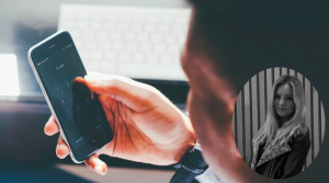 En man ser ner på sin mobilskärm.