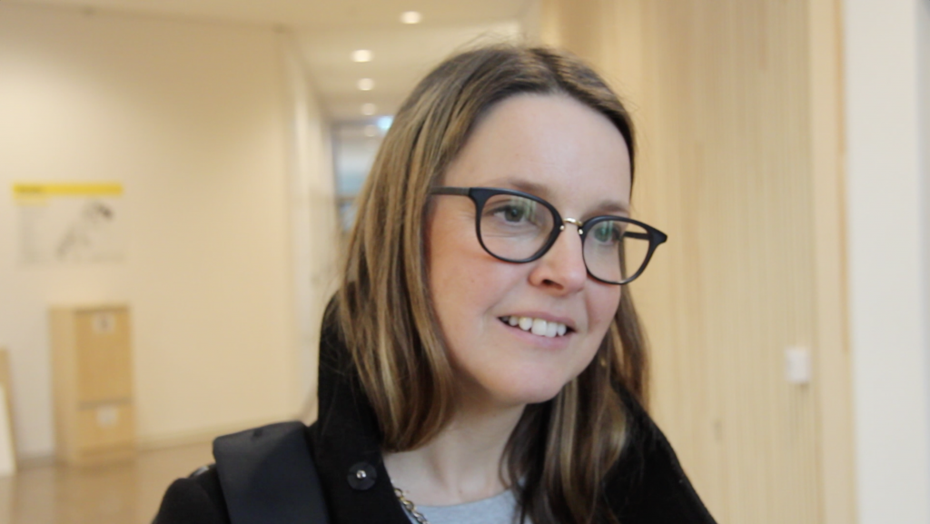 kvinna med glasögon