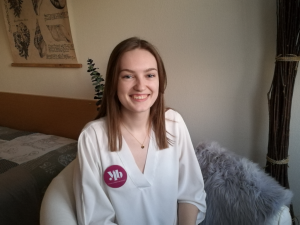 Viktoria Atladottír sitter i en fåtölj och ler mot kameran