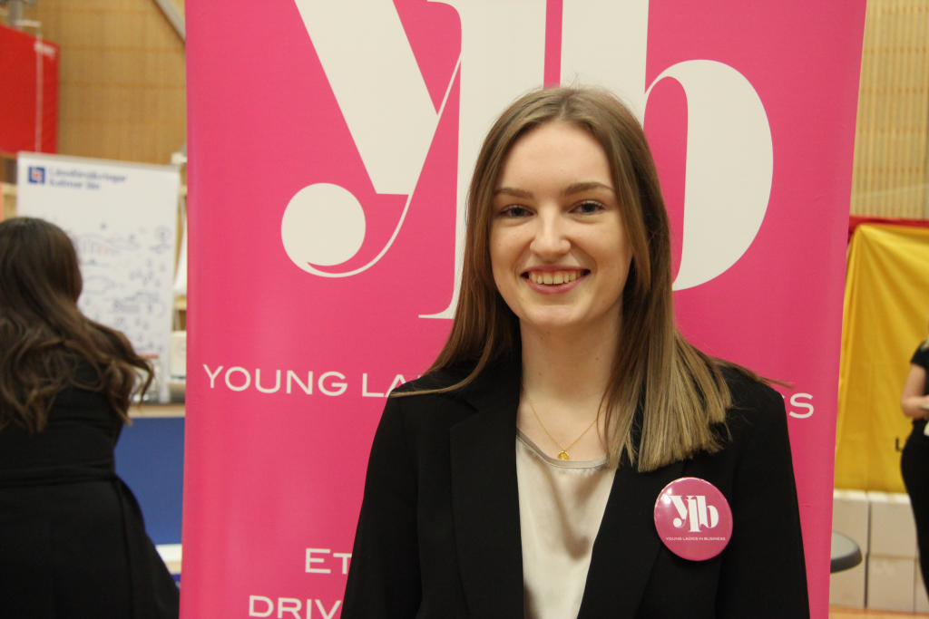 Viktoria Atladottír på en mässa